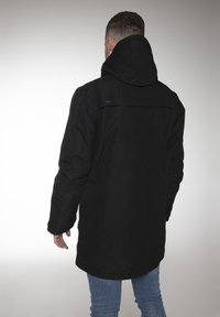 Czarna parka z kapturem, o gładkiej fakturze, z długimi rękawami i lekko zaokrąglonym dołem. Minimalistyczny design bez widocznych wzorów.