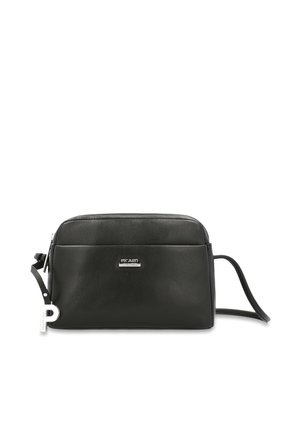 Zwarte leren Picard crossbodytas met zilveren logoplaatje en ritsluiting, smalle verstelbare riem, rechthoekige vorm.