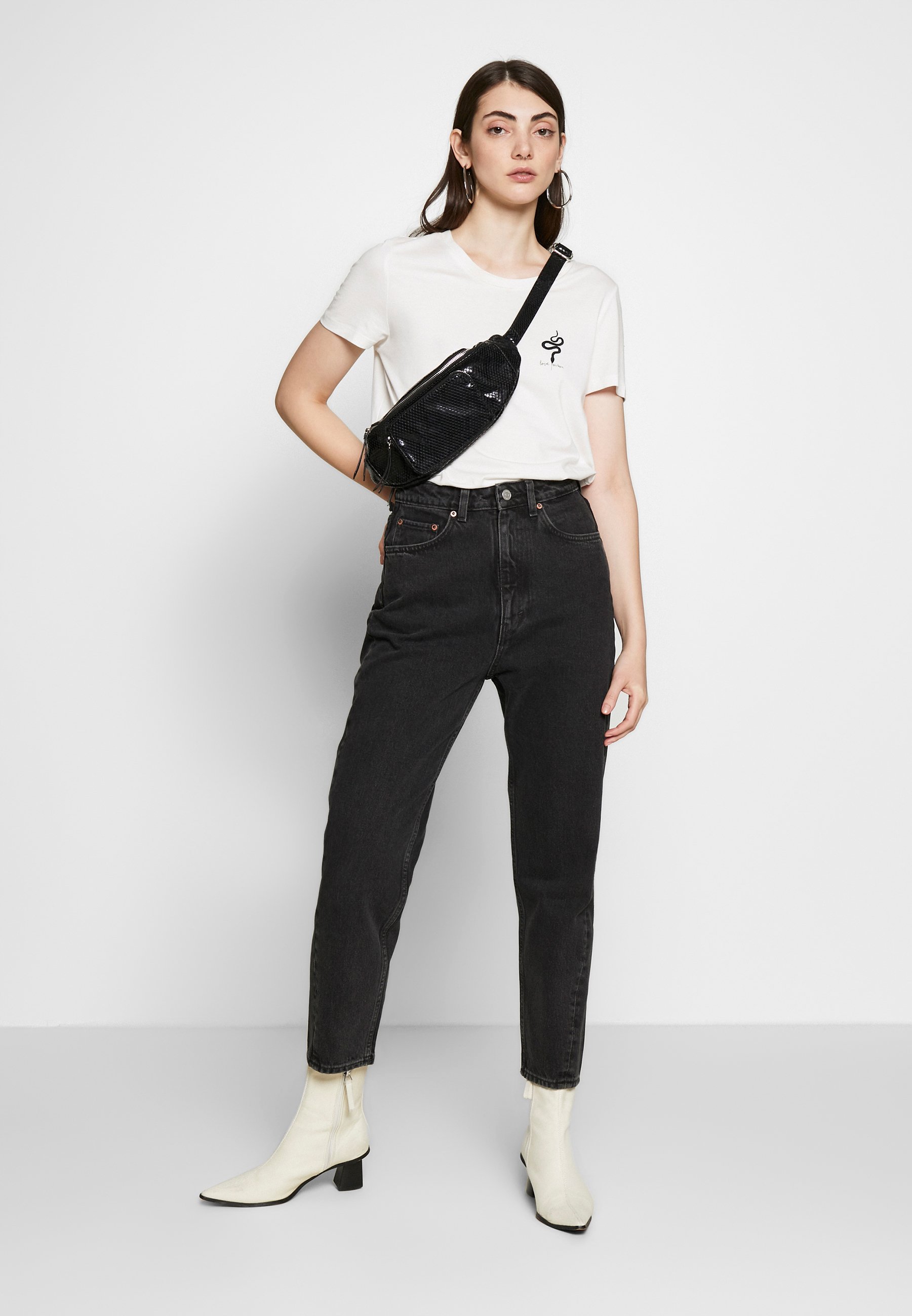 Weekday MEG HIGH MOM WASHED BACK Jeans straight leg Weekday MEG HIGH MOM WASHED BACK - Jeans straight leg - washed black