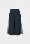 CAPRI - Shorts - black