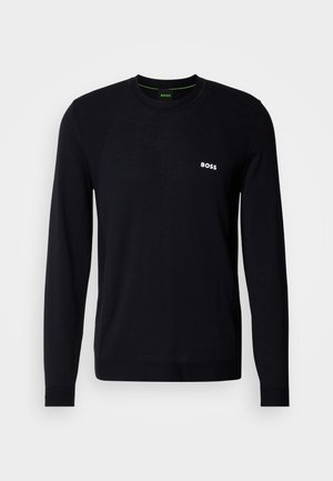 Schwarzer Langarmpullover aus weichem Strickmaterial mit Rundhalsausschnitt und einem weißen "BOSS"-Logo auf der Brust.