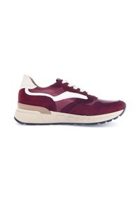 Bordeauxkleurige sportieve schoen van leer en suède, met witte accenten, een gestructureerde rubberen zool en een meerlagig ontwerp.