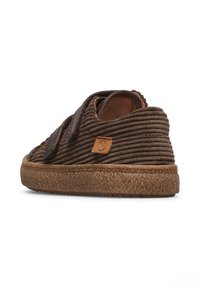 Scarpa marrone slip-on con tomaia in tessuto testurizzato, dettagli in pelle, forma arrotondata e soletta in gomma con un motivo testurizzato.