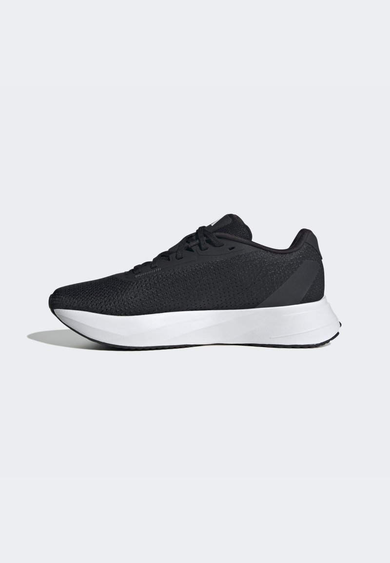 Scarpe da ginnastica nere con una tomaia in rete traspirante, suola intermedia bianca e design elegante e curvo; dotate di lacci e suola in gomma resistente.