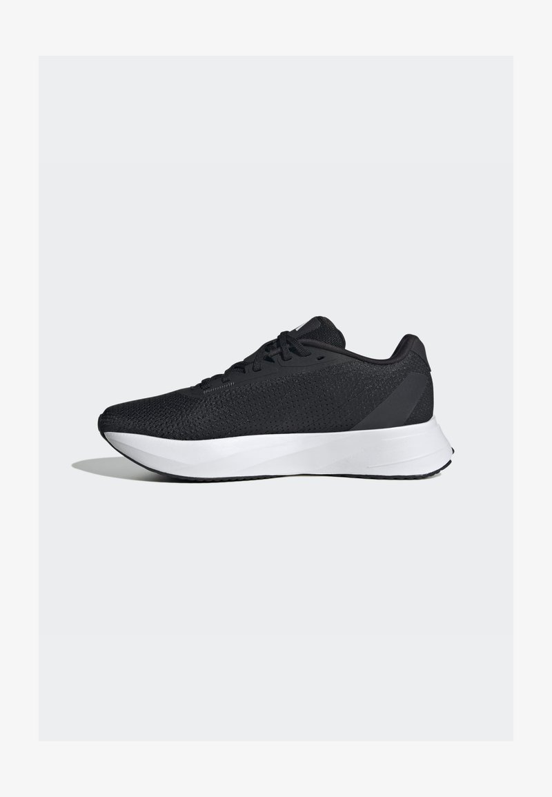 Zapatillas deportivas negras con parte superior de malla transpirable, entresuela blanca y un diseño elegante y curvado; cuentan con cordones y una suela exterior de goma resistente.