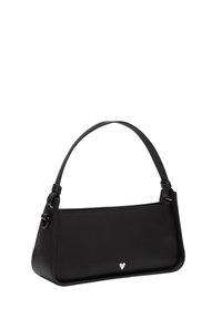 Schwarze Lederhandtasche mit schmaler, rechteckiger Form, kurzen Griffen und einem kleinen silbernen Herzdetail auf der Vorderseite. Glatte Textur.