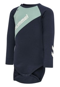 Langärmliger Baby-Body in Marineblau mit einem hellgrünen diagonalen Einsatz. Verfügt über einen Druckknopfverschluss an der Schulter und drei Druckknöpfe unten.