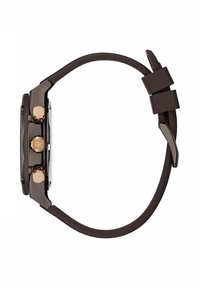 Ceas maro cu carcasă rotundă, butoane de ton auriu și curea texturată. Dispune de un cadran închis la culoare cu indicatori minimalisti și accente de logo.