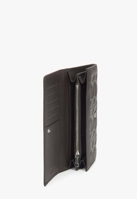 Czarny skórzany portfel o teksturowanej powierzchni, z zamykaną na zamek komorą, miejscami na karty oraz zapięciem na zatrzask.