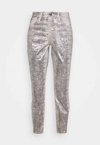 Silver, byxorna i ormskinnsmönster med smal passform. Har dragkedja i midjan, slät front och fickor. Materialet har en glansig, strukturerad yta.