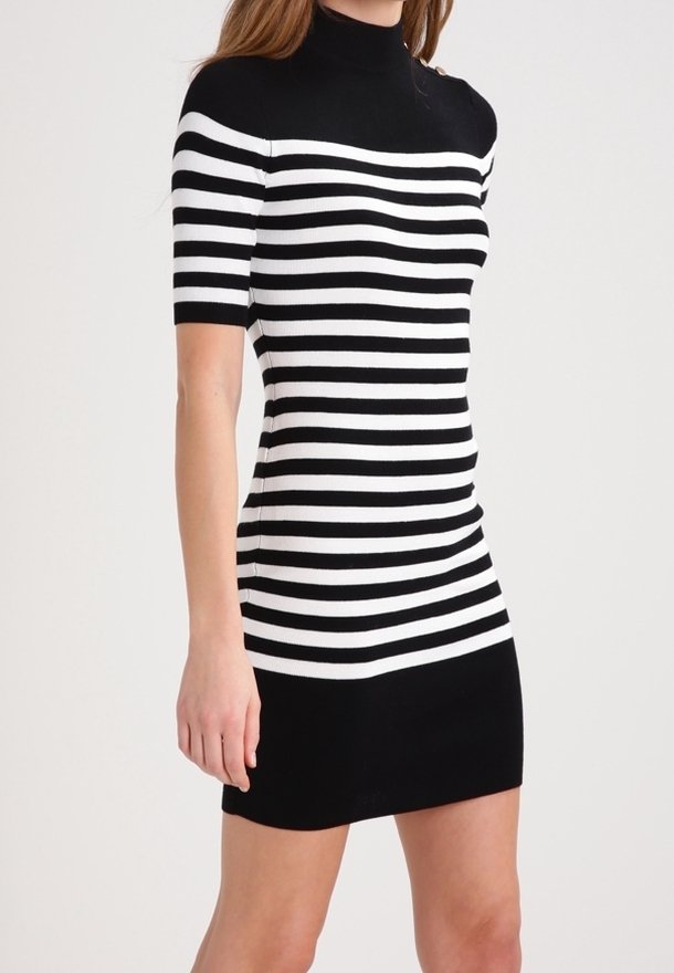 Musta-valkoraidallinen mekko, jossa korkea puolikaulus, lyhyet hihat ja vartalonmyötäinen leikkaus, tehty ribbineuloksesta.