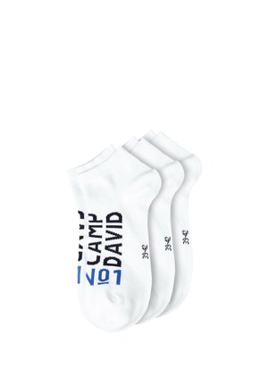 Drei Paar weiße Knöchelsocken mit "CAMP DAVID" und Größe 39-42, schwarz und blau auf der oberen Vorderseite bedruckt.