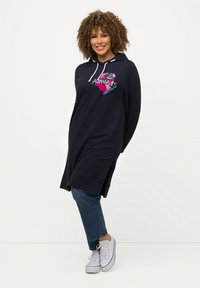 Abito cappuccio navy con grafica "ALWAYS" e design di cuori colorati. Combinazione di cotone, maniche lunghe, aperture laterali e cappuccio con cordino regolabile.