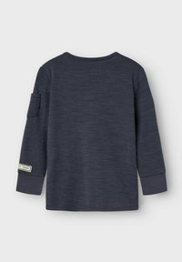 Dunkelgraues Langarmshirt mit einer kleinen Tasche am oberen linken Ärmel und gerippten Bündchen, von hinten auf einem schlichten Hintergrund gezeigt.