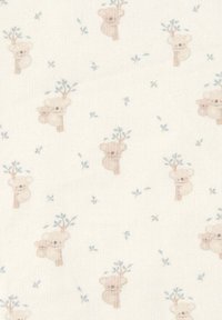 Motif de tissu représentant des illustrations de koalas clairs s'accrochant à des arbres, avec des feuilles bleues et des détails doux et pastel sur un fond crème.