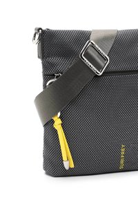 Borsa a tracolla in tessuto intrecciato nero con tracolla grigia, dettagli gialli, accessori in metallo argentato e chiusura con zip; forma rettangolare con una tasca laterale.