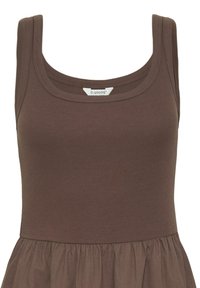 Robe marron sans manches avec un corsage côtelé ajusté et une jupe froncée sous la taille.