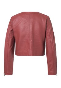 Kürzer geschnittene Lederjacke in tiefroter Farbe, mit langen Ärmeln und silberfarbenen Reißverschlussakzenten an den Bündchen. Glatte Textur, minimalistisches Design.