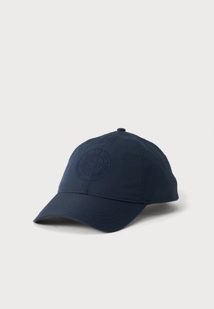 Μπλε σκουφάκι baseball με καμπυλωτό γείσο και στρογγυλό κεντητό λογότυπο στο μπροστινό πάνελ, απεικονισμένο σε απλό λευκό φόντο.