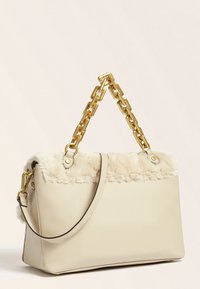 Beige håndtaske med en top af imiteret pels, guld kædehåndtag og en aftagelig skulderrem. Tekstureret yderside med en struktureret form.