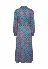 Klänning med lång ärm i teal med ett djärvt mönster i lila och rosa. Krage och midjeband, flödande nedanför knäet. Mjuk textur.