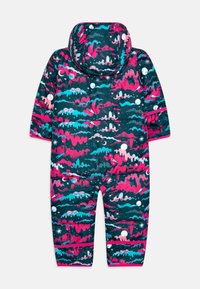 Dziecięski ocieplany kombinezon zimowy z kapturem, ozdobiony kolorowym abstrakcyjnym wzorem w odcieniach różu, turkusu, bieli i granatu.