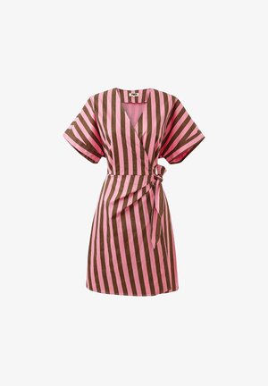 Roze en bruine gestreepte wikkeljurk met korte mouwen, V-hals en een strikdetail aan de voorkant. Gemaakt van lichte stof met een zachte textuur.