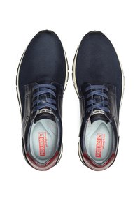 Baskets en maille et cuir bleu marine avec lacets bleus, accents rouges au niveau du talon et semelles en caoutchouc crème. Présente un col rembourré et une étiquette de logo.