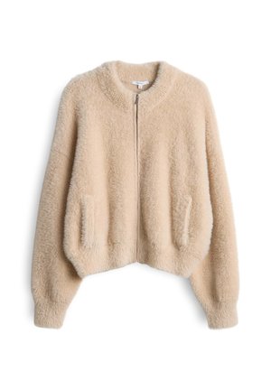 Giacca in pile beige con collo rotondo, cerniera frontale e due tasche laterali. Presenta un materiale morbido e texturizzato e una silhouette corta.