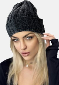 Elara Gorro - grau