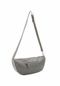 Sac en bandoulière synthétique gris avec une texture lisse, comportant une poche avant zippée et une sangle ajustable. Forme incurvée avec un design minimaliste.