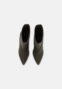 Stivaletti alla caviglia con punta a punta in pelle verde oliva scura, dal design elegante, texture liscia e costruzione bicolore. Nessun hardware o accento visibile.