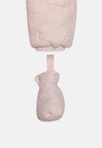 Quiltade rosa babymittens med "MK" mönsterbroderi, med en muddades design och ett tryckknappslås för enkel fästning och förvaring.