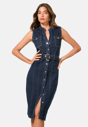 Denim šaty s priliehavým strihom, tmavomodrej farby, bez rukávov, s prednými gombíkmi a dvoma vreckami na hrudi; obsahujú opasok v páse a bočný rozparok.