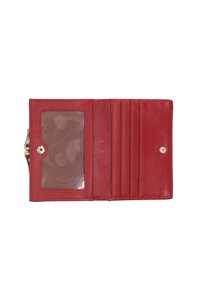 Rode leren portemonnee met gestructureerde afwerking, meerdere kaarthouders en een doorzichtig ID-venster. Voorzien van een drukknoopsluiting en een voering met polkadots.