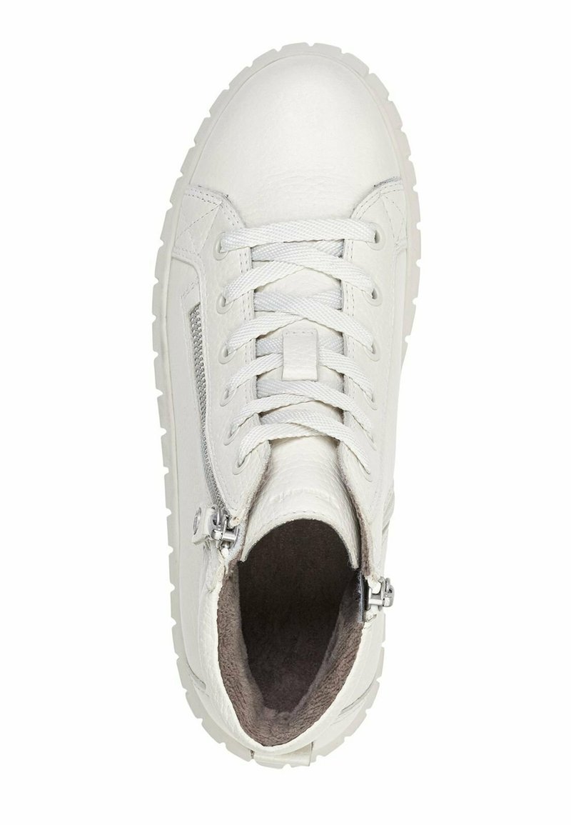 Botas de tobillo de cuero blanco con una superficie texturizada, punta redonda y suelas planas de goma. Presenta cordones y cremalleras laterales en metal plateado.