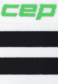 Gestrickter Stoff mit einem schwarz-weißen Streifenmuster und einem grünen "cep"-Logo. Die Textur ist weich und die Farben heben sich deutlich voneinander ab.