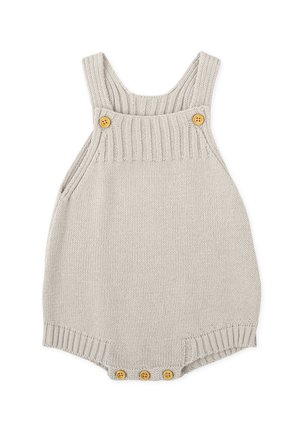 Mono de punto en gris claro, con tirantes acanalados, botones de madera en los hombros y en la parte inferior, con una textura suave y forma redondeada.