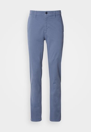 Blauwe rechte broek met knoop- en ritsluiting, riemlussen en voorzakken, weergegeven op een witte achtergrond.