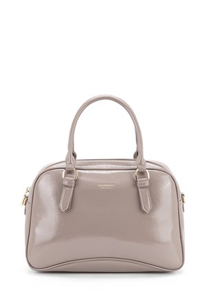 Beige Handtasche aus lackiertem Leder mit zwei oberen Griffen, goldenen Hardware-Akzenten, einem Reißverschlussverschluss und einer abgerundeten Form. Glatte Textur.