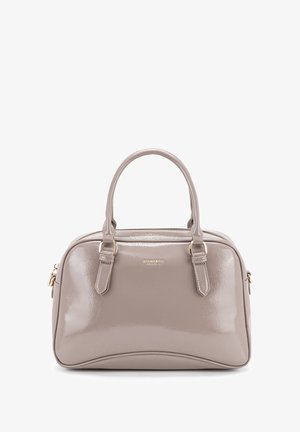 Beige patentenleren handtas met twee handvatten aan de bovenkant, gouden hardwareaccenten, een ritssluiting en een afgeronde vorm. Gladde textuur.