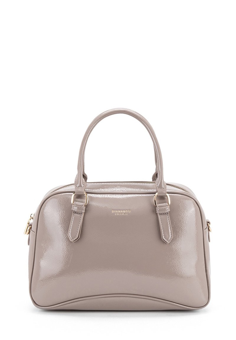 Borsa a mano in pelle verniciata beige con due manici superiori, dettagli in metallo dorato, chiusura con zip e forma arrotondata. Texture liscia.