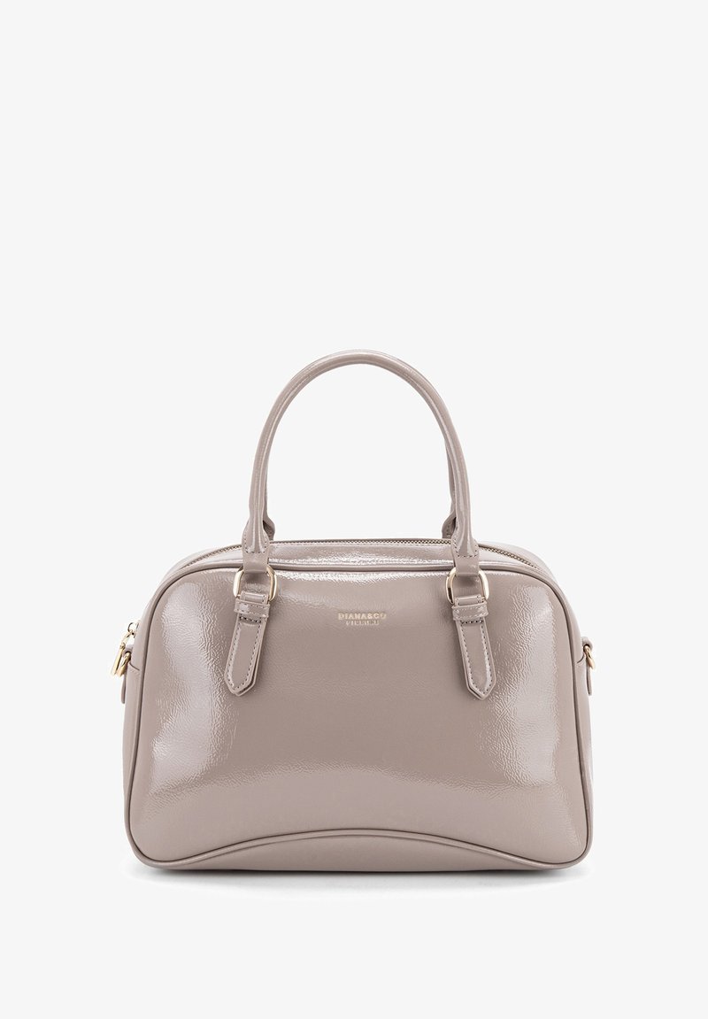 Borsa a mano in pelle verniciata beige con due manici superiori, dettagli in metallo dorato, chiusura con zip e forma arrotondata. Texture liscia.