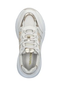 Witte sneaker met een gestructureerde mesh bovenkant, metalen gouden accenten en een chunky zool. Vetersluiting met een logo in goud op de binnenzool.