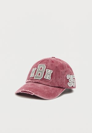 Casquette de baseball rose usée avec visière effilochée, ornée de patchs blancs brodés "M8H" et "35" à l'avant et sur le côté.