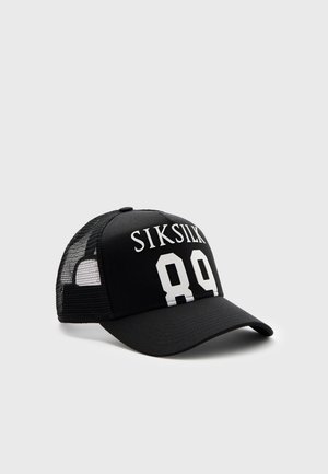 Czarna siatkowa czapka typu trucker z zakrzywionym daszkiem, z białym napisem "SIKSILK" i numerem "89" na przednim panelu.