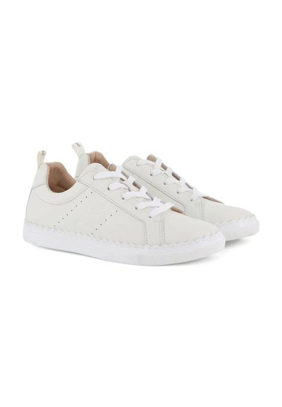 Une paire de baskets blanches en cuir basse avec des lacets blancs, des détails à bord festonné et des languettes au niveau des talons sur un fond blanc.
