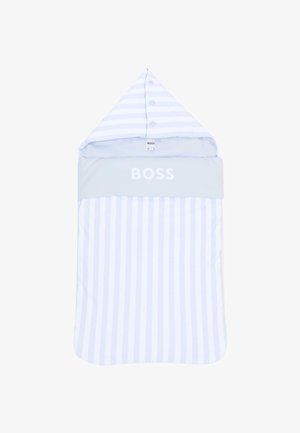 Gigoteuse pour bébé avec des rayures bleues et blanches, col bleu clair avec le texte "BOSS", et une capuche avec trois boutons-pression.