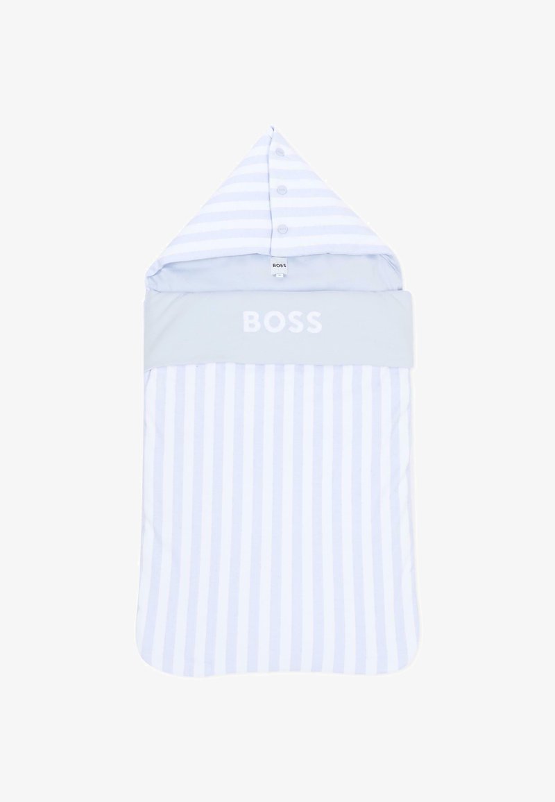 Gigoteuse pour bébé avec des rayures bleues et blanches, col bleu clair avec le texte "BOSS", et une capuche avec trois boutons-pression.