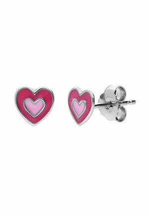 Boucles d'oreilles clous en argent avec des formes de cœur imbriquées ; le cœur extérieur est rouge et le cœur intérieur est émail rose.